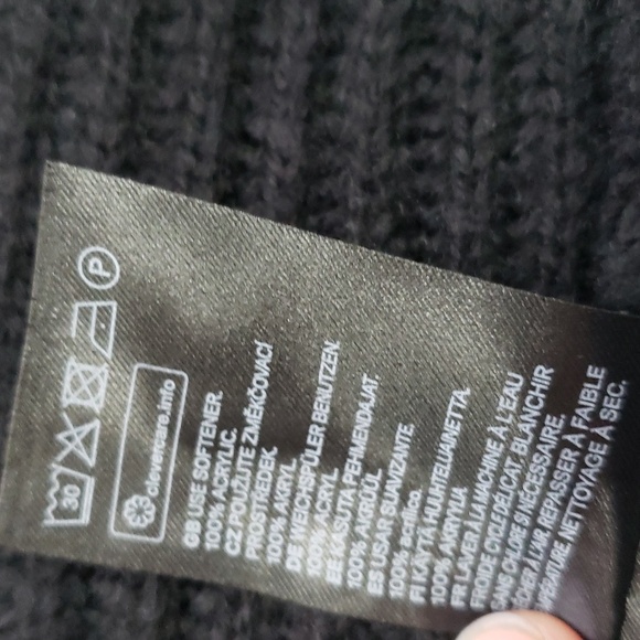 3/$25 warm tube scarf from H&M - Picture 6 of 8